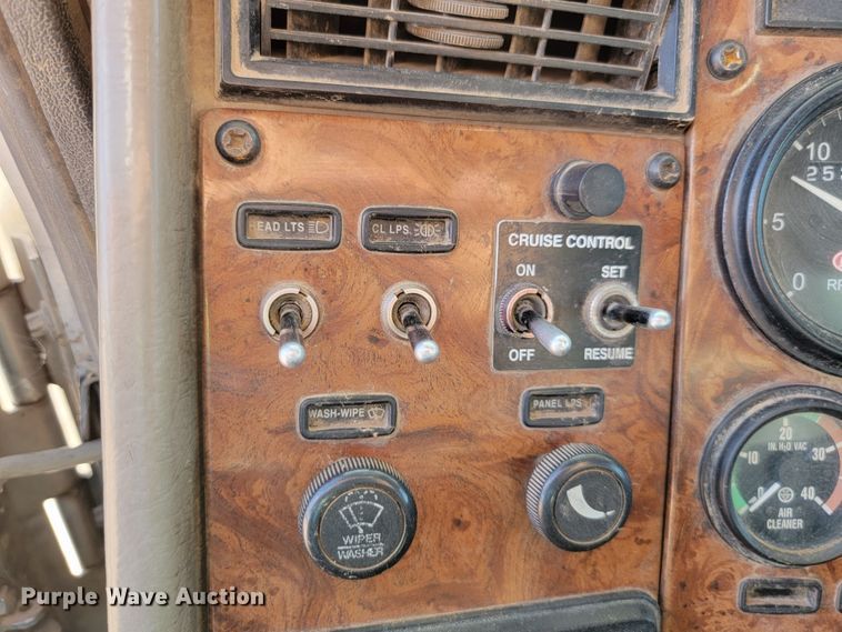 image for item KS9233 2004 Peterbilt 330  refuse truck