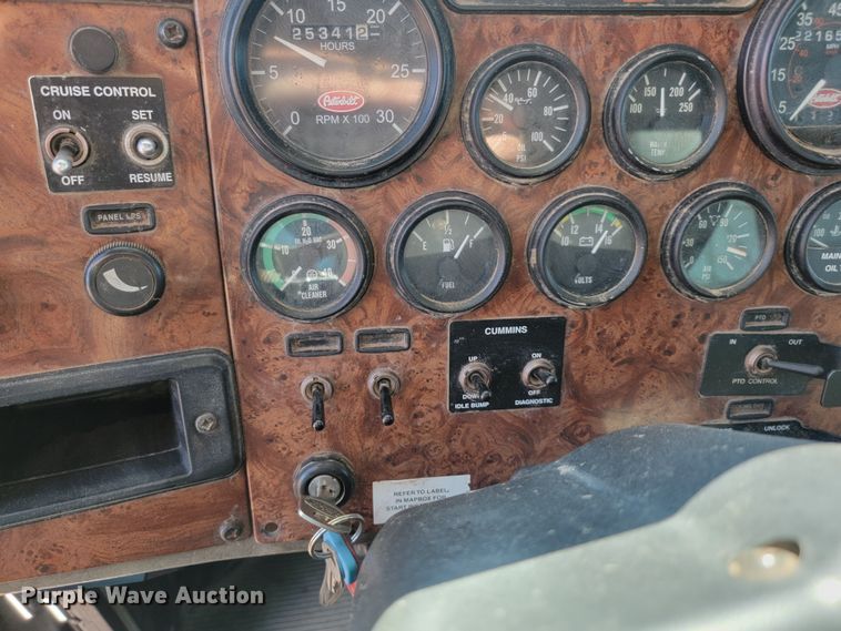 image for item KS9233 2004 Peterbilt 330  refuse truck