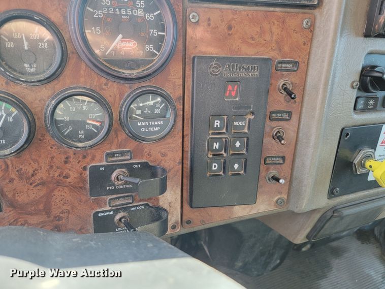 image for item KS9233 2004 Peterbilt 330  refuse truck