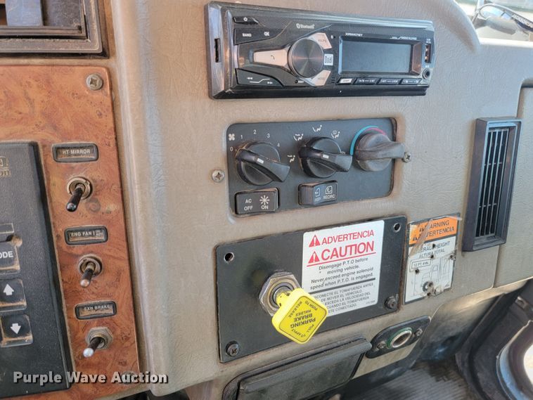 image for item KS9233 2004 Peterbilt 330  refuse truck