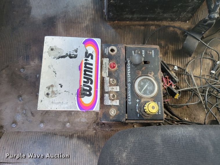 image for item KS9233 2004 Peterbilt 330  refuse truck