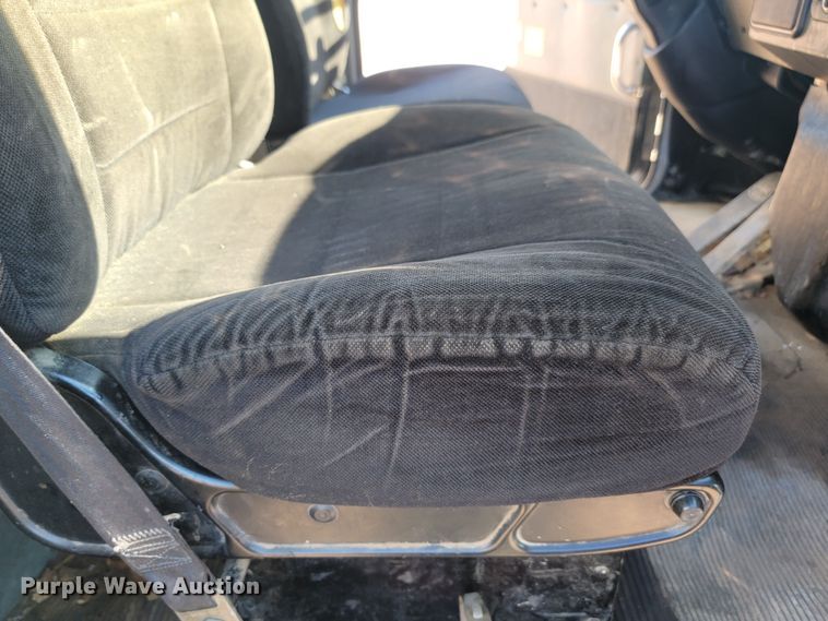 image for item KS9233 2004 Peterbilt 330  refuse truck