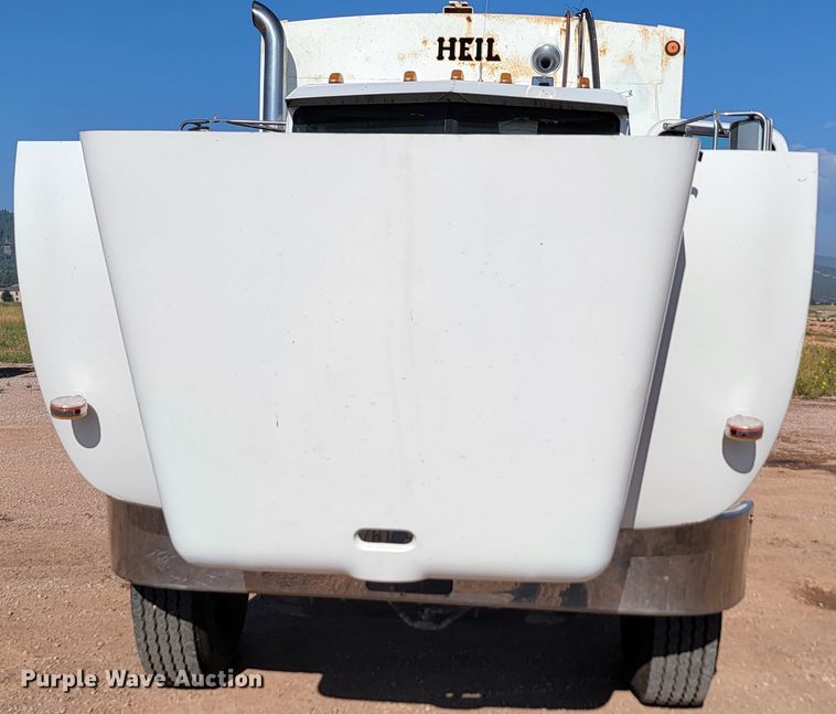 image for item KS9233 2004 Peterbilt 330  refuse truck