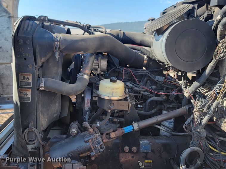 image for item KS9233 2004 Peterbilt 330  refuse truck