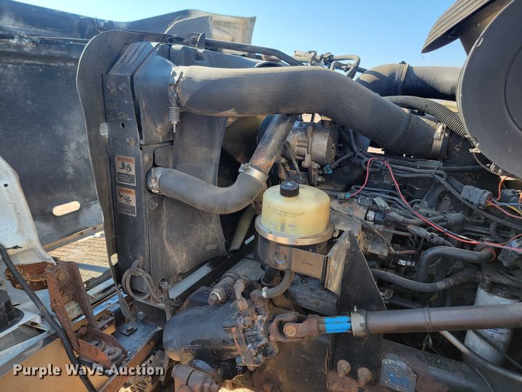 image for item KS9233 2004 Peterbilt 330  refuse truck