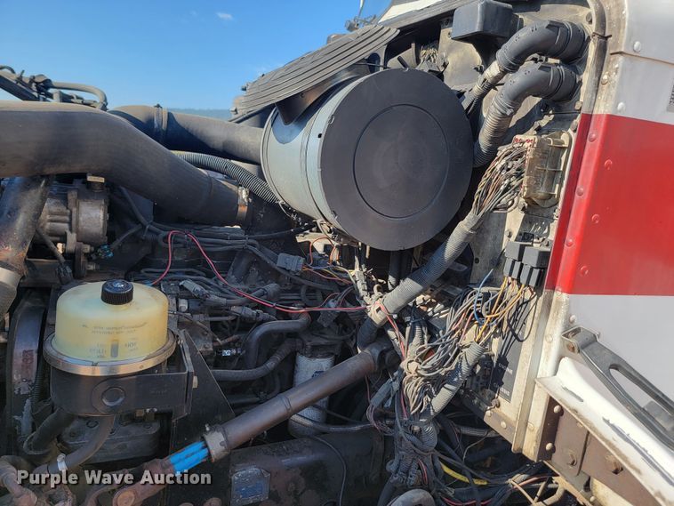 image for item KS9233 2004 Peterbilt 330  refuse truck