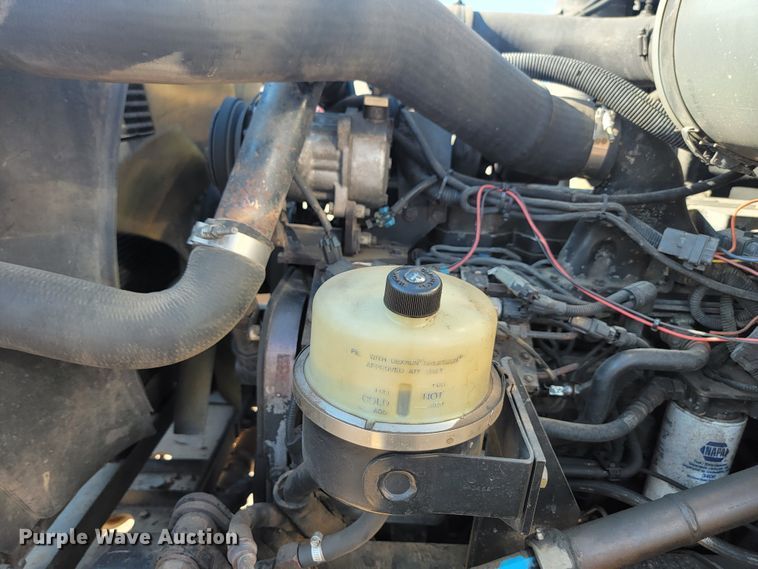 image for item KS9233 2004 Peterbilt 330  refuse truck