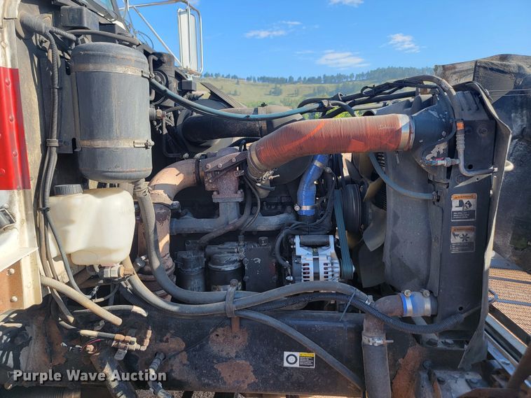 image for item KS9233 2004 Peterbilt 330  refuse truck