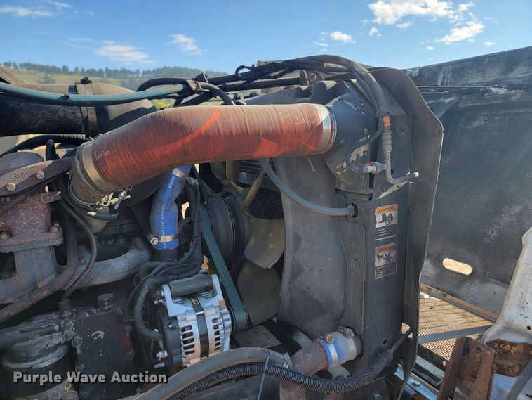 image for item KS9233 2004 Peterbilt 330  refuse truck