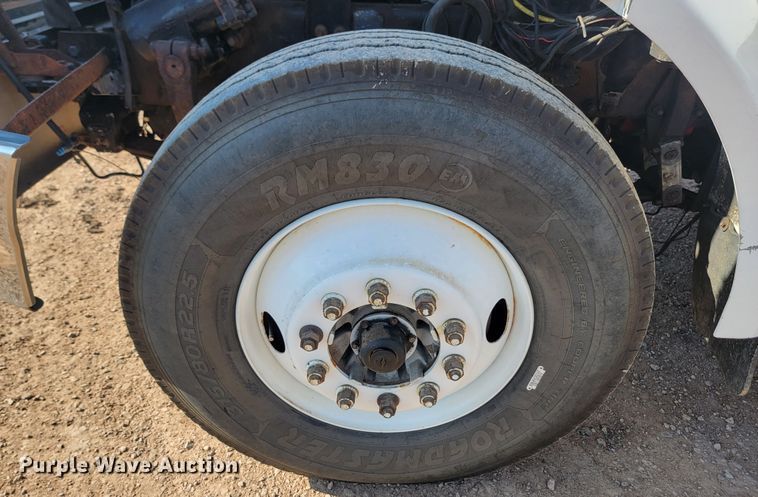 image for item KS9233 2004 Peterbilt 330  refuse truck