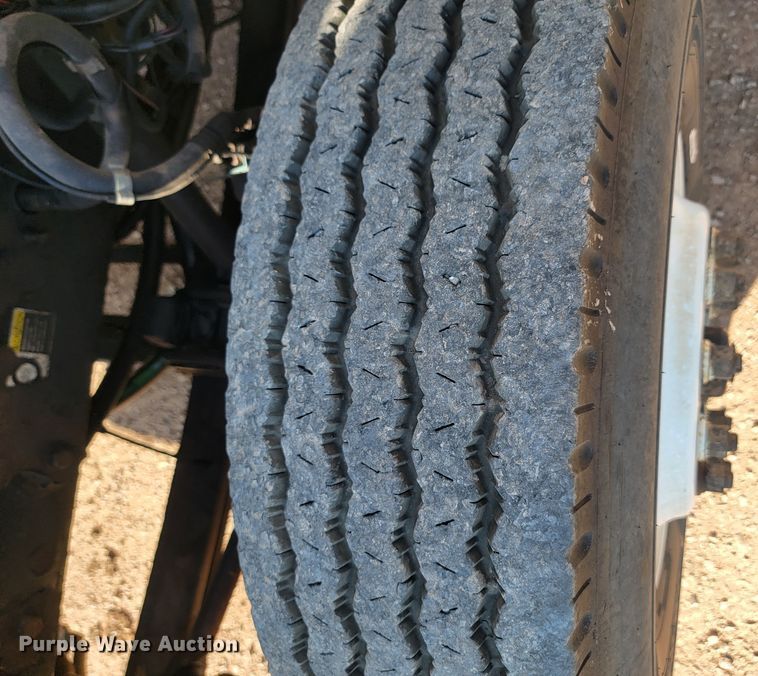 image for item KS9233 2004 Peterbilt 330  refuse truck