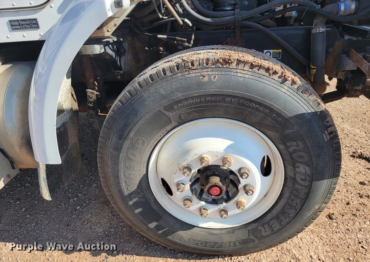 image for item KS9233 2004 Peterbilt 330  refuse truck