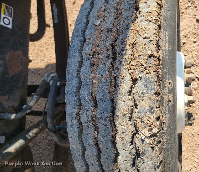 image for item KS9233 2004 Peterbilt 330  refuse truck