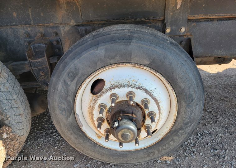 image for item KS9233 2004 Peterbilt 330  refuse truck