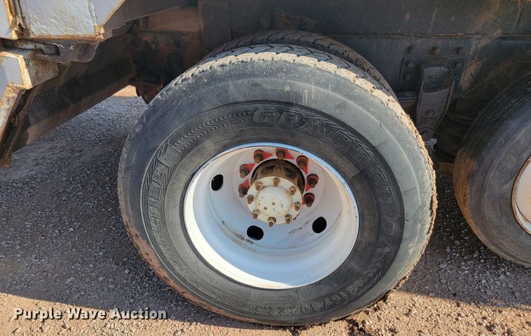 image for item KS9233 2004 Peterbilt 330  refuse truck