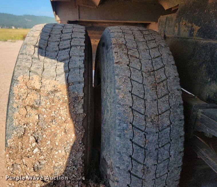 image for item KS9233 2004 Peterbilt 330  refuse truck