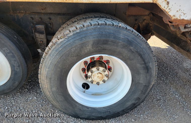 image for item KS9233 2004 Peterbilt 330  refuse truck