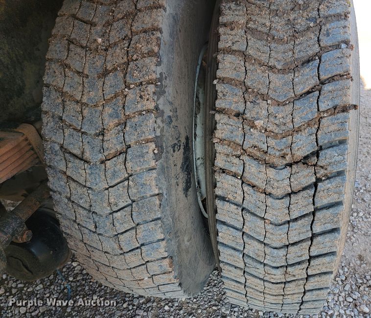 image for item KS9233 2004 Peterbilt 330  refuse truck