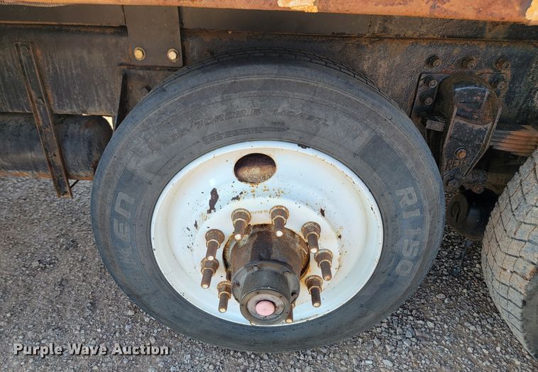 image for item KS9233 2004 Peterbilt 330  refuse truck