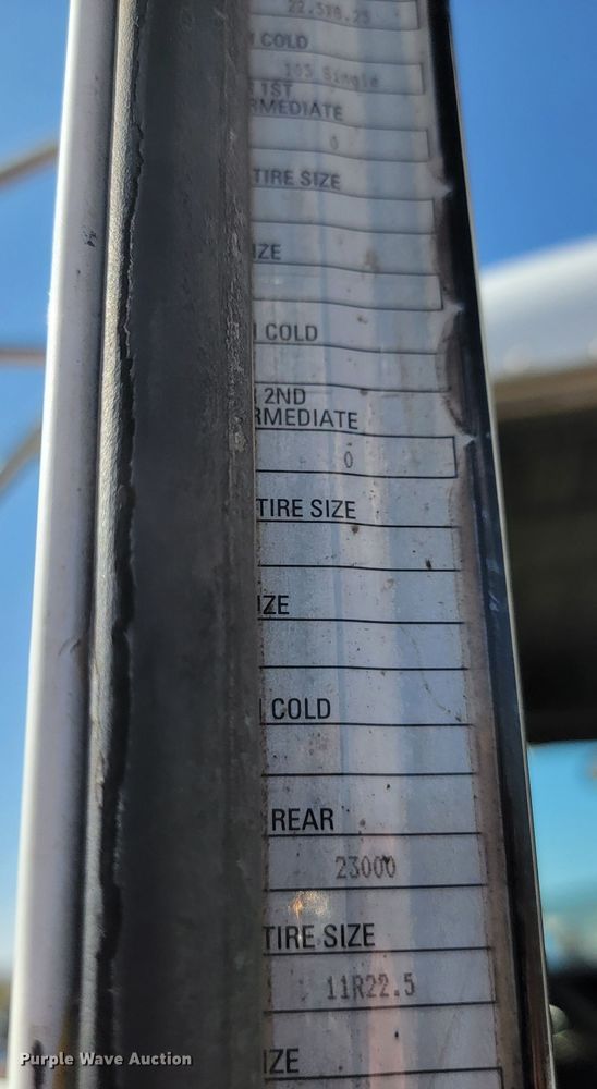 image for item KS9233 2004 Peterbilt 330  refuse truck