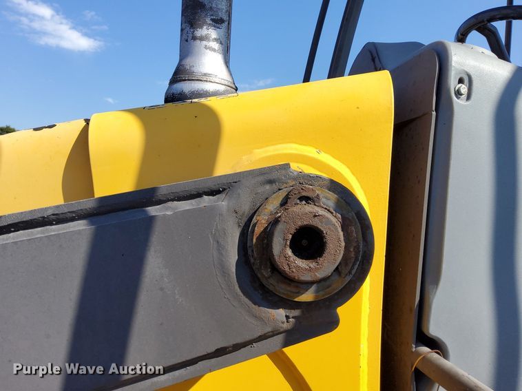 image for item KW9028 2004 Volvo BL60  backhoe