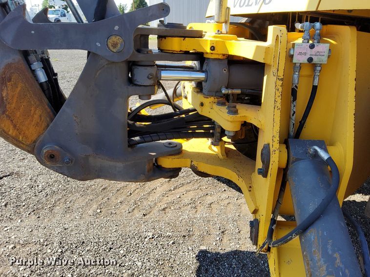 image for item KW9028 2004 Volvo BL60  backhoe