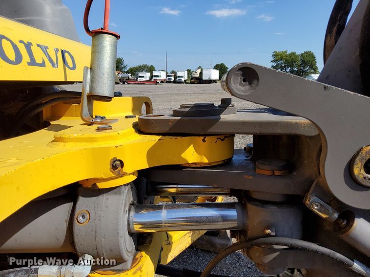 image for item KW9028 2004 Volvo BL60  backhoe