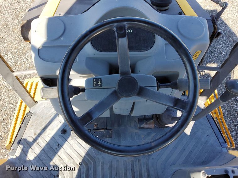 image for item KW9028 2004 Volvo BL60  backhoe