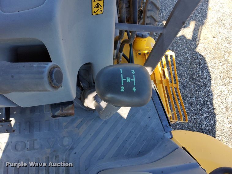 image for item KW9028 2004 Volvo BL60  backhoe