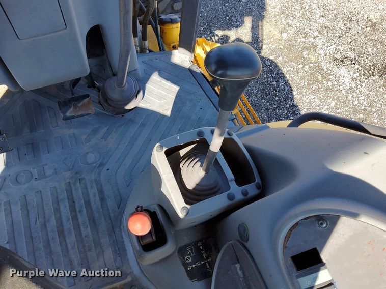 image for item KW9028 2004 Volvo BL60  backhoe