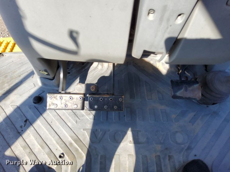 image for item KW9028 2004 Volvo BL60  backhoe