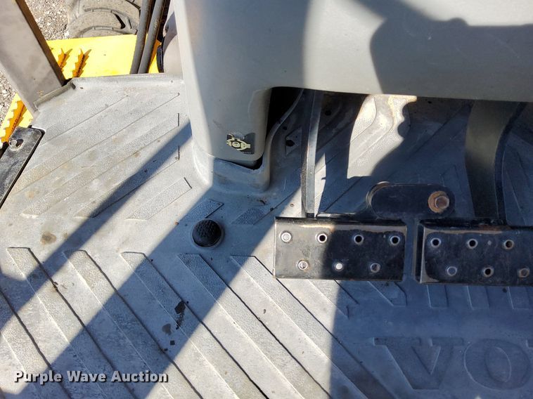 image for item KW9028 2004 Volvo BL60  backhoe