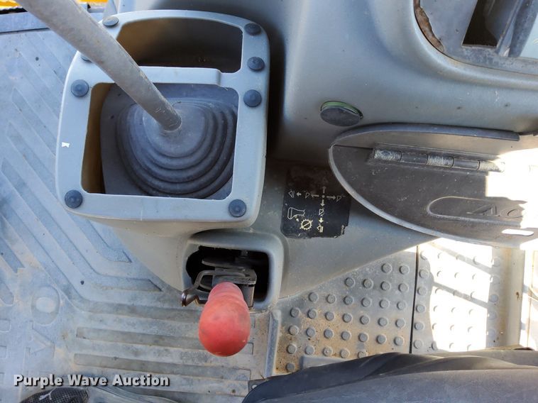 image for item KW9028 2004 Volvo BL60  backhoe