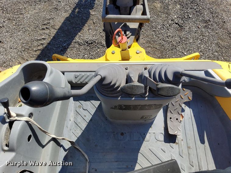 image for item KW9028 2004 Volvo BL60  backhoe