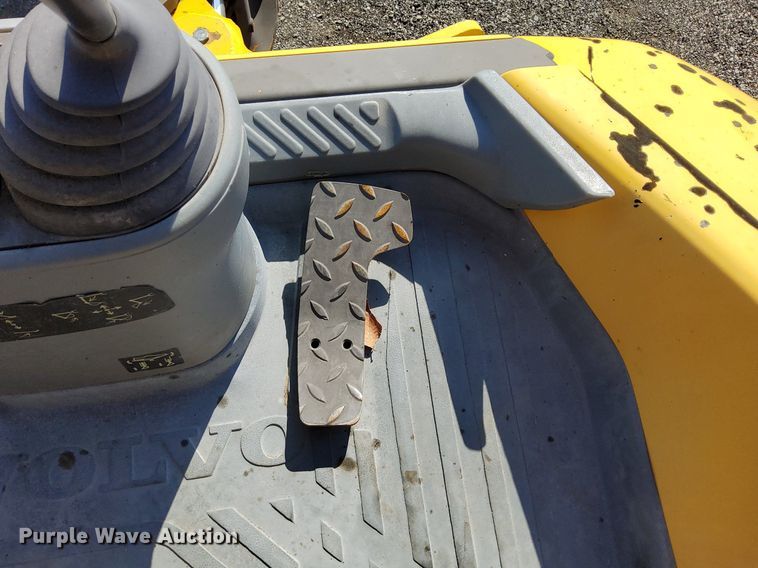 image for item KW9028 2004 Volvo BL60  backhoe