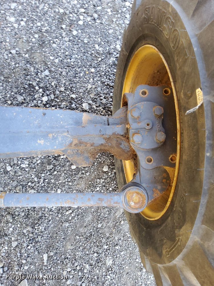 image for item KW9028 2004 Volvo BL60  backhoe