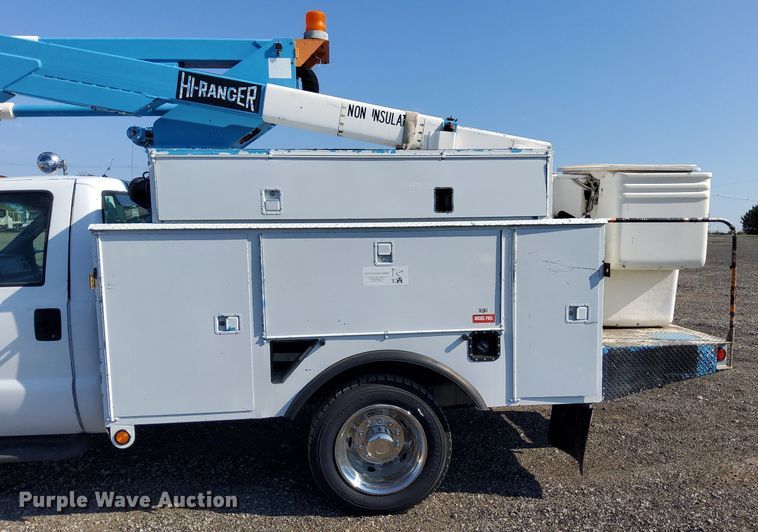 image for item KW9029 2004 Ford F550 Super Duty XL bucket truck