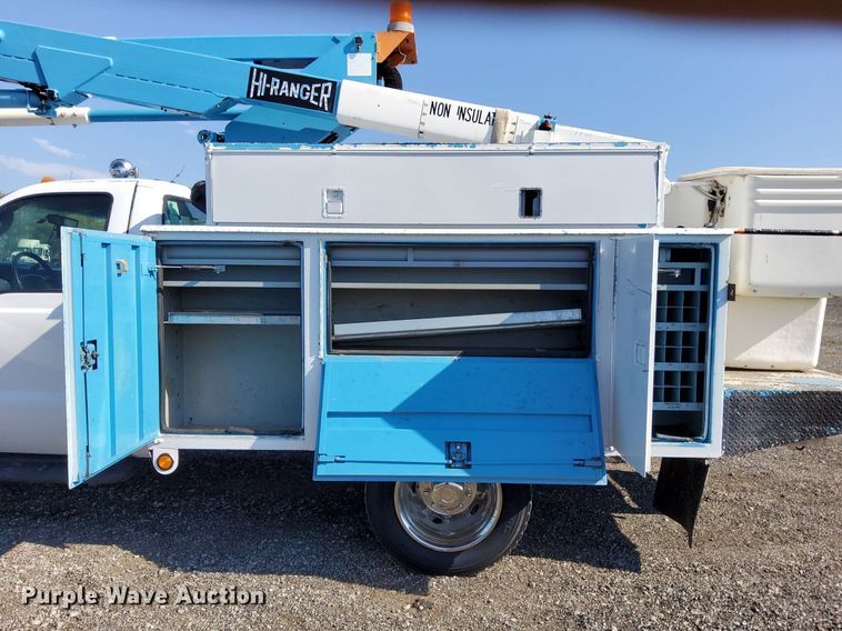 image for item KW9029 2004 Ford F550 Super Duty XL bucket truck