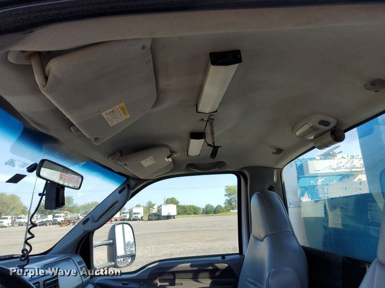 image for item KW9029 2004 Ford F550 Super Duty XL bucket truck