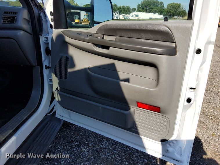 image for item KW9029 2004 Ford F550 Super Duty XL bucket truck