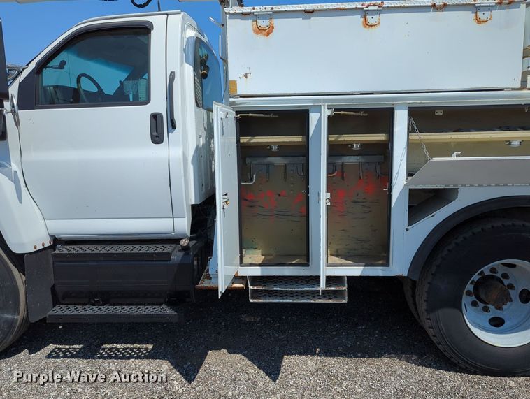 image for item KW9038 2006 Chevrolet C8500  bucket truck