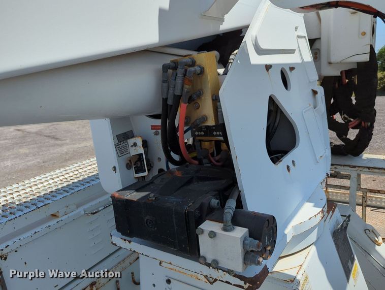 image for item KW9038 2006 Chevrolet C8500  bucket truck