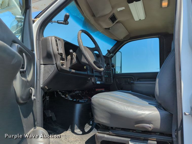 image for item KW9038 2006 Chevrolet C8500  bucket truck