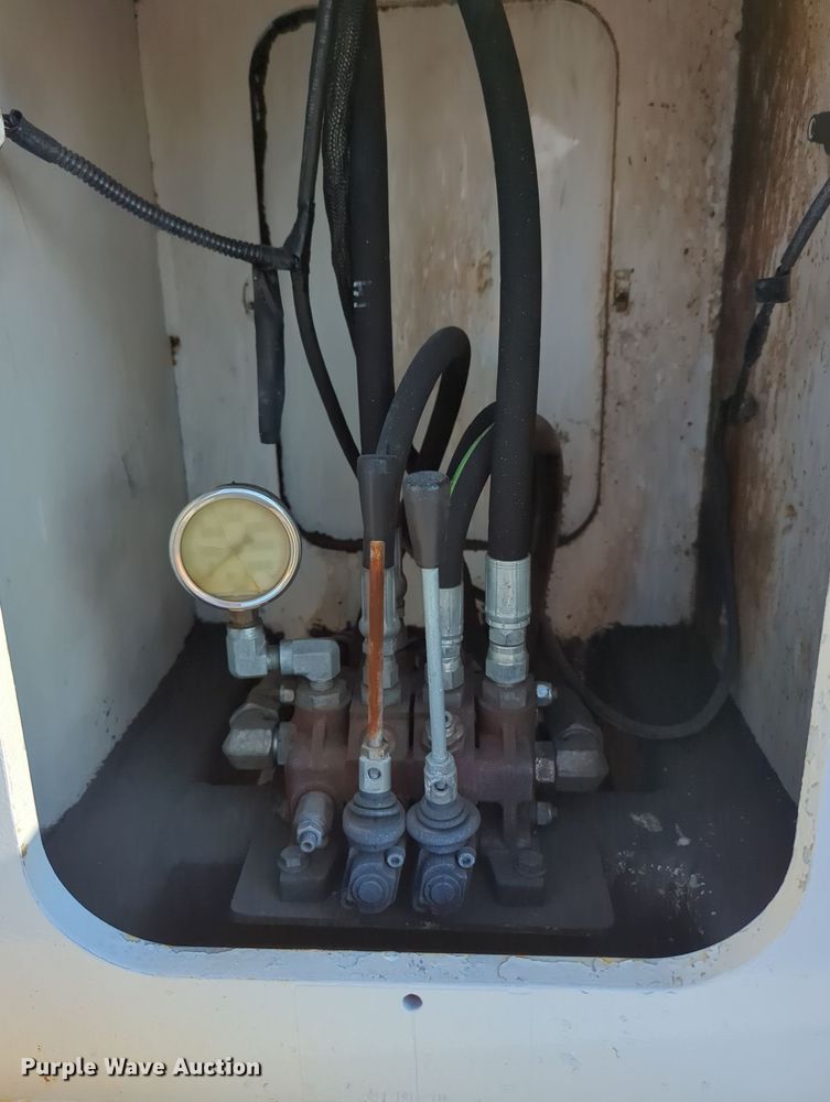 image for item KW9043 2013 Freightliner Business Class M2  utility / service truck