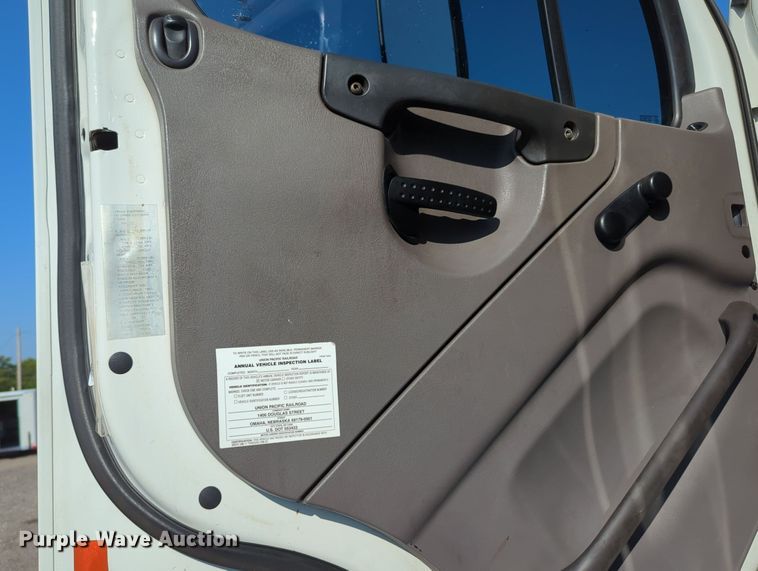 image for item KW9043 2013 Freightliner Business Class M2  utility / service truck