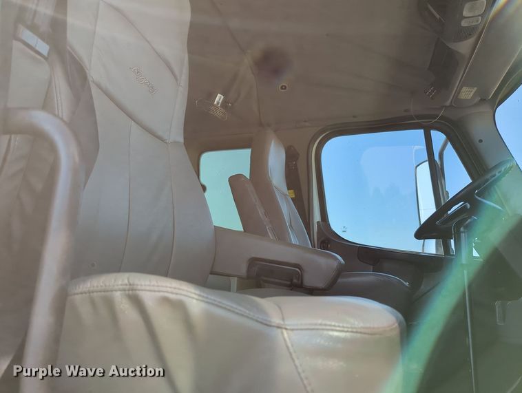 image for item KW9043 2013 Freightliner Business Class M2  utility / service truck