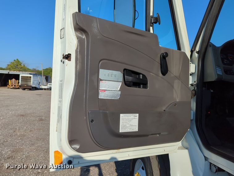 image for item KW9046 2010 International 7000  crane truck