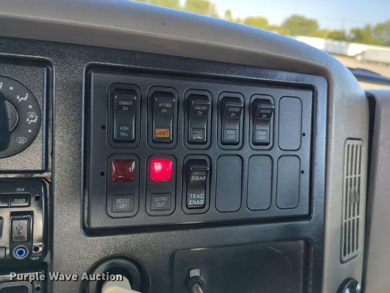 image for item KW9046 2010 International 7000  crane truck