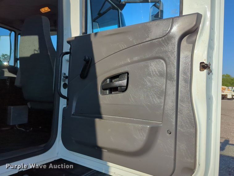 image for item KW9046 2010 International 7000  crane truck