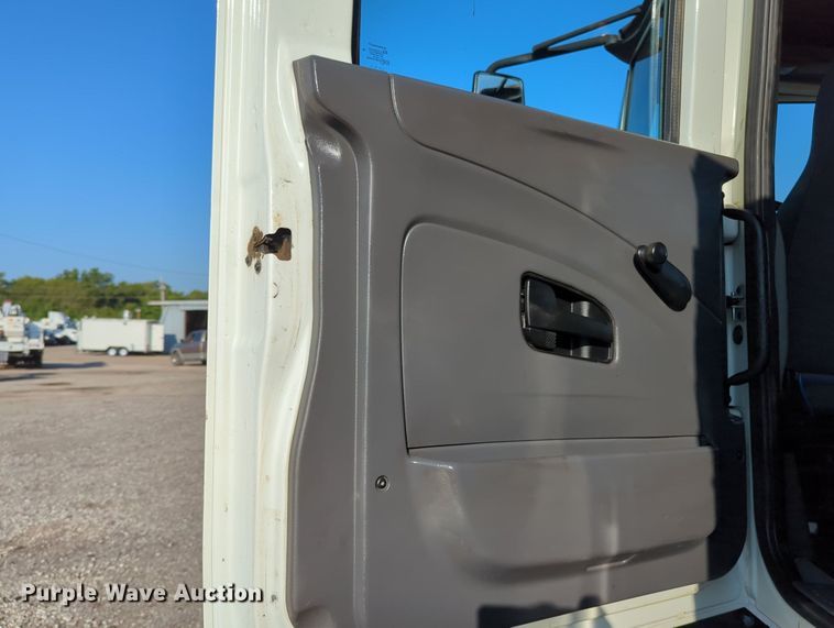 image for item KW9046 2010 International 7000  crane truck